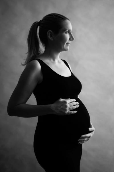 Schwangerschaftsfoto schwarz-weiss