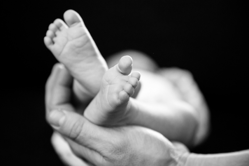 Babyfotografie München Babyfüsse schwarz-weiss