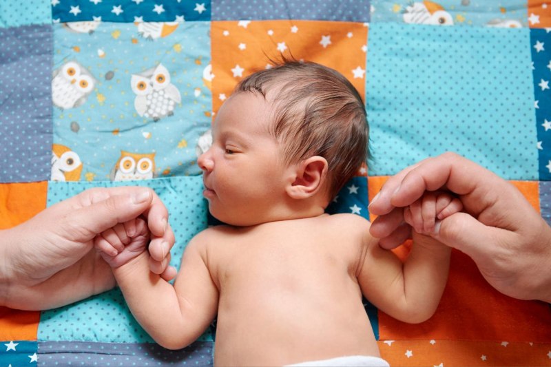 Babyfotografie München mit Händen