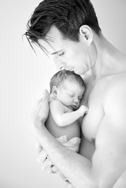 Neugeborenenfoto München mit Papa
