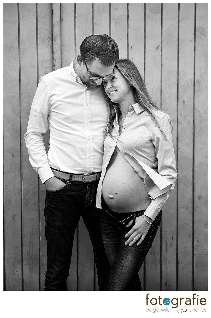 Schwangerschafstfoto schwarz weiss mit Partner